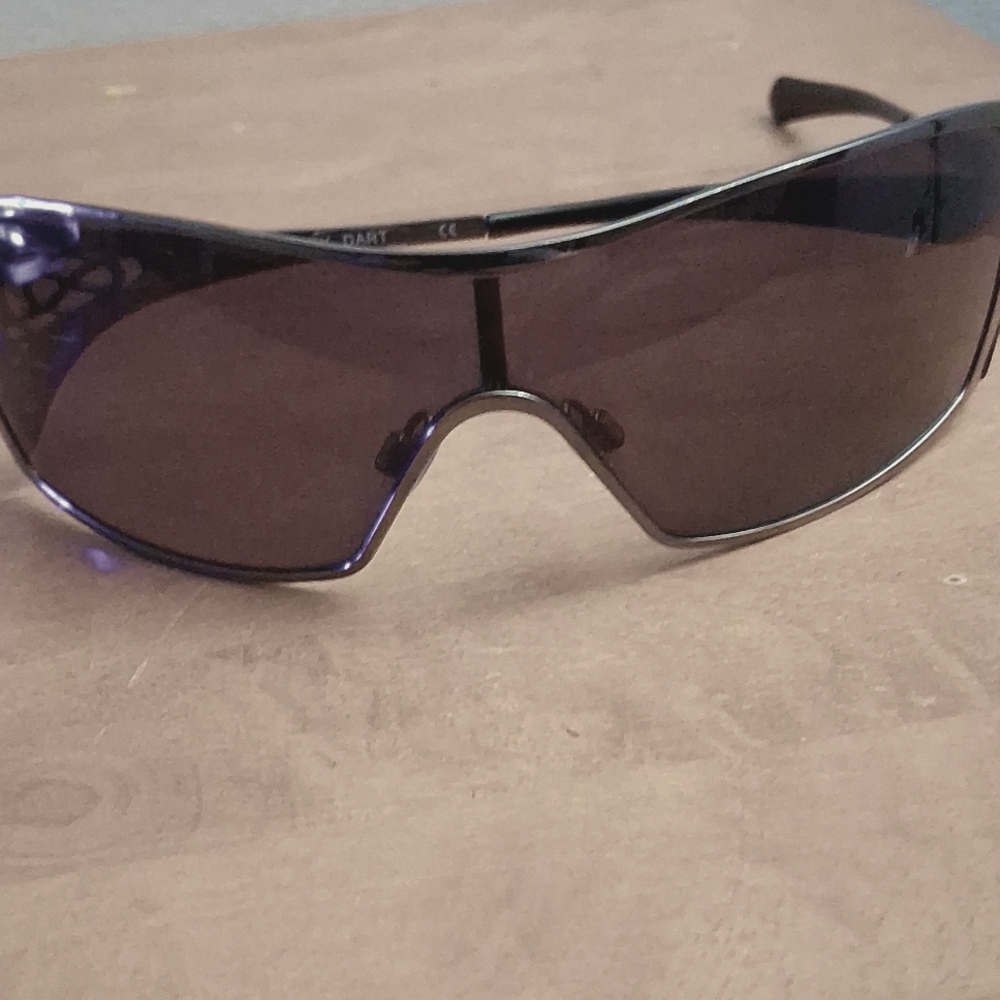 NEW (Never Worn) OAKLEY DART Sunglasses MATTE SILVER FRAMES GRADIENT GREY LENSES